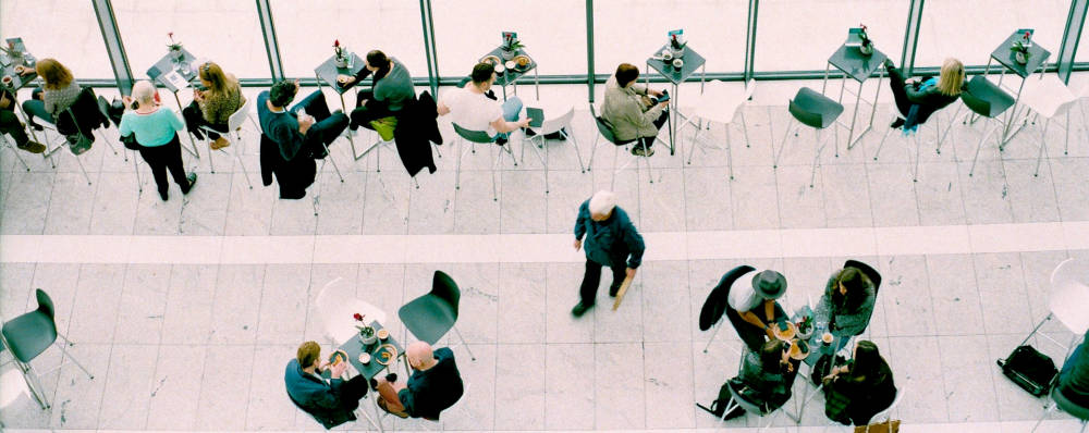 Menschen im Café von oben